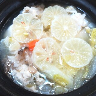 さっぱりおいしい☆鶏団子の塩レモン鍋